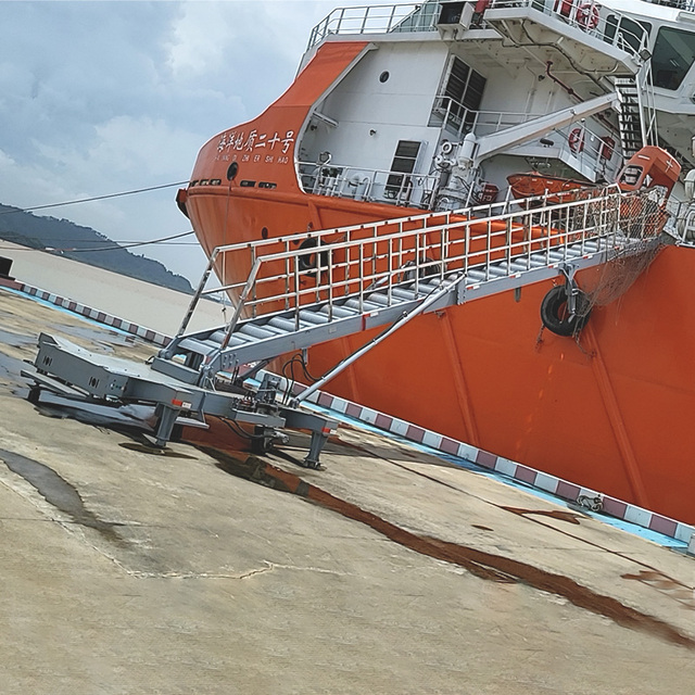 自行遙控登船梯